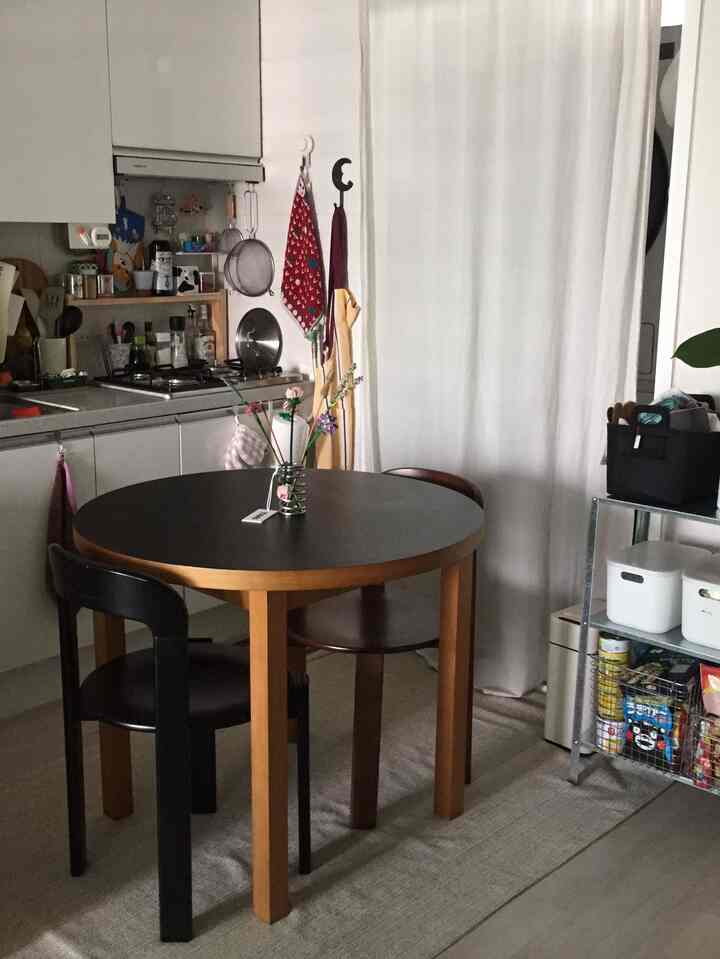 ブラック天板と木目調の脚が調和したコンパクトなダイニングキッチンスペース