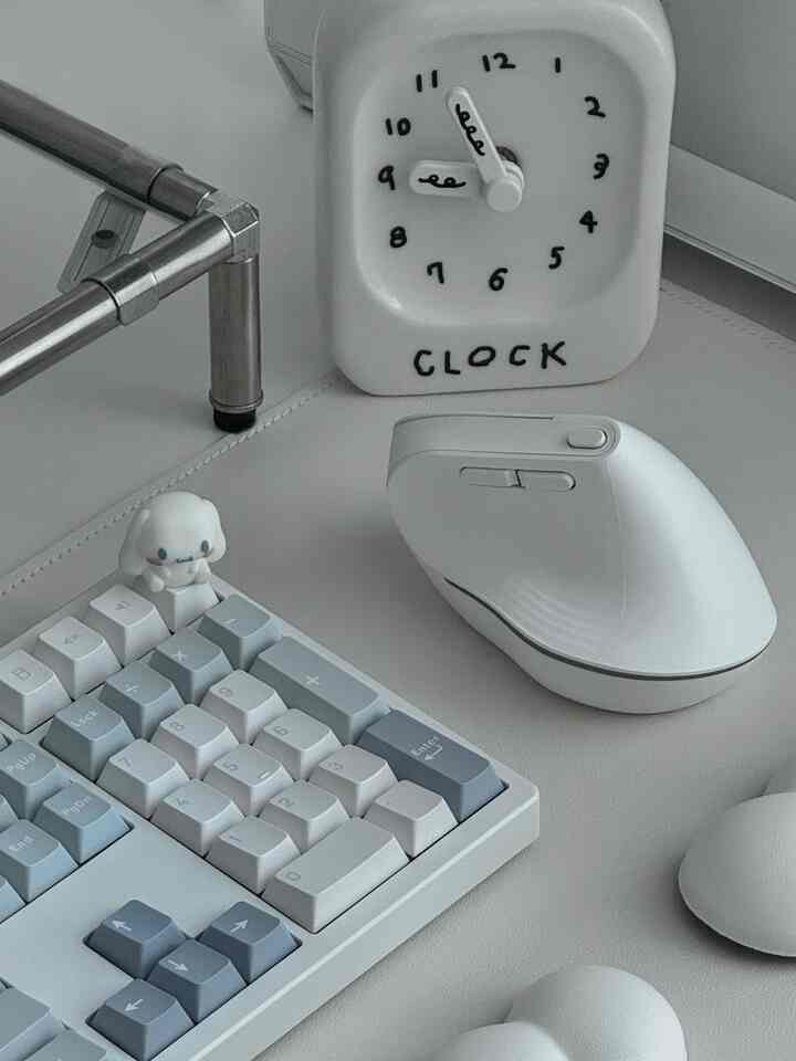 

机の上の雰囲気を変えたいならプリフローAK68キーボード、♡
初めて取り出したやいなや色味にすぐ反りました。
綺麗な水色、ソラクル感ですが写真より実物がはるかに感性的です。

打鍵感は本当にモングルモングルです。
柔らかく穏やかで長持ちしても手が快適で、夜も静かで気軽に使えます。
ワイヤレス、有線、ブルートゥースまで全てサポートし、接続も簡単で、
フル配列だから数字キーパッドまであり実用に大好きです。
一度見てみてください🩵🤍

＃フリーフロー＃キーボード＃低騒音キーボード＃ゲーミングキーボード＃オフィスキーボード＃AK68＃キーボード＃フルレイアウト＃デスクテリア＃今日の家＃部屋の飾り＃家の装飾＃キーボードキーキャップ＃コンピューター＃ゲーム