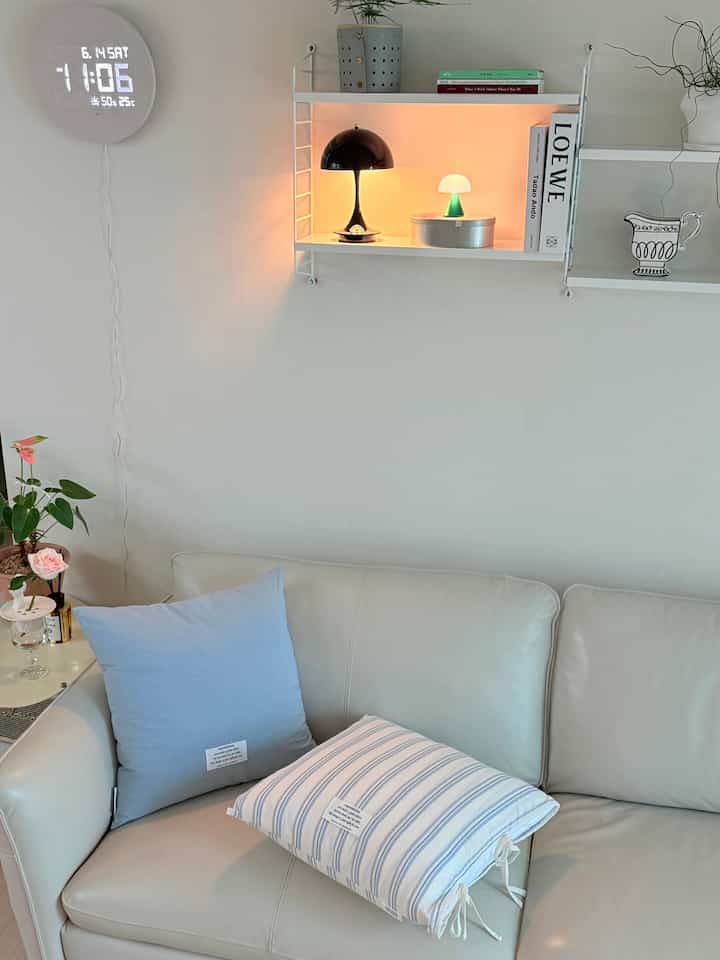 #예쁜템최고야 #콘수프기록 

Untuk menyambut musim panas dan mengubah suasana hati,
saya membeli sarung bantal sofa baru!

Saya mencoba warna biru untuk pertama kalinya,
dan warnanya yang lembut sangat cantik🥹

Suasana di rumah juga menjadi lebih cerah, dan saya sangat puas!

Meskipun kosong lagi
Ada begitu banyak hal cantik di dunia🥹🩵

#Rumah hari ini #오늘장면한컷 #거실인테리어 #거실꾸미기 #소파쿠션 #소파쿠션커버 #메종드룸룸 #메종드룸룸쿠션 #벽꾸미기 #벽선반 #쿠션커버 #모던인테리어 #집꾸미기 #집스타그램 #홈스타일링 #20평대인테리어 #맞팔

