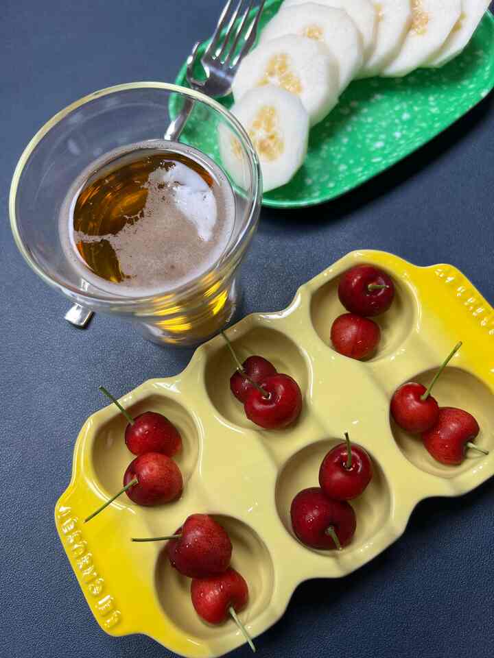 #맞팔 #후식 #체리 #콘수프기록 #맥주한잔 #더블월보덤  #참외 #크로우캐년스파클 

昨日の夕方にはあまりにもお腹が広くて11時過ぎて簡単にビールの一杯と果物でだけ一杯をしました。 
果物を私よりも食べたくない夫なので、私が本数まで指定してくれます。
幸いなことに、今回のチェリーは味があり、泣いていません。
メロンはめちゃくちゃですㅠㅠ反転メロンと言って買いましたが、ただ食べたものを買わなければなりませんでした。
私はサクサクが好きです。私は1つを食べて夫が食べましたㅠㅠ
もともと大きな猫に入れられたのは私の夫を食べるのが好きです - 私の夫はそれを切るのが好きです 
食べるのが好きです。 
卵トレイに何をしているのか、卵がいないからと言いました。

今日は私が救急車に乗った話を聞かせます。笑
119と私設は全部乗ってみましたが、本当に乗って行って死ぬようだという考えが散布の時に聞きました。
全部そうではないでしょうが、実は保護者が乗るだけの空間もありませんでした。急いだから 
急いで行き、ガタガタするたびに過度に痛いです。私はそれほどそうではありませんでしたが、
本当にもっと怪我をした方はとても痛いと思います。消防士の皆さんはそうではありませんが、
ずっとフォンだけしてネックガードもしないでくれていて病院に着くからネックガードしてくれるものがあります。
ちなみに、私の首の骨折、そして私は胸の下が痛いと何度も話しました、 
間違って知っていると、私は病院に行き、シティを撮ります。 
話しましたがㅠㅠ 一応そんなに首を守りながらふりしながら病院の救急室に行きました。 
他の病院に移動するときに私設救急車に乗りますが、病院の名前が同じ別の地域の病院に行き、50分
時間がかかりました。 
正しいことを確認して、夫は別々に出発して前に行きましたが、首も回らず、私も私が行った病院でもなく外も
よく見えないのに合うかと……ㅠㅠ後で私が無理やり回してみると、夫が説明してくれたところではありませんでした。
だから私ではないと言ったので、再び訪れました。 
私は視力を争う患者ではないので大丈夫だったが、ピヨンピヨンしながら行った理由はありません。

ここでの教訓は、必ず移動するときに病院何度も再確認する必要があると思います。
記事の方と隣に同行される方がいましたが、記事の方が間違って入力したら終わりだから出発時 
もう一度話してください。
そして実際にそのピヨンピヨン音が本当の大きさです。そして内部は本当に狭いです。
もう一度やるべきではありません。 
心からバラブニ党。

