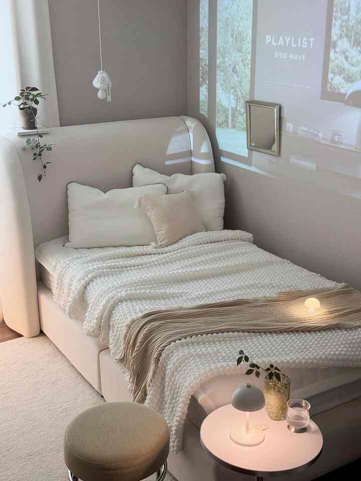 #오늘의우리집 #콘수프기록 
On cloudy days, the windows don't open-
And the beam is clearer
And the cozy lighting mood is better✨
But please don't let the rainy season just come🙌🏻

#mybdrm
#DeMore #패브릭침대 #침실인테리어 #헨스침대 #침대프레임 #아이방침대 #신혼가구 #스툴 #침실러그 #수입러그 #집꾸미기 #호텔침실 #침실꾸미기 #빔프로젝터 #빔테리어 #신혼침대 #신혼침대추천 #조명 #조명인테리어 #플랜테리어 #홈스타일링 #아파트인테리어 #침대추천 #아이방인테리어