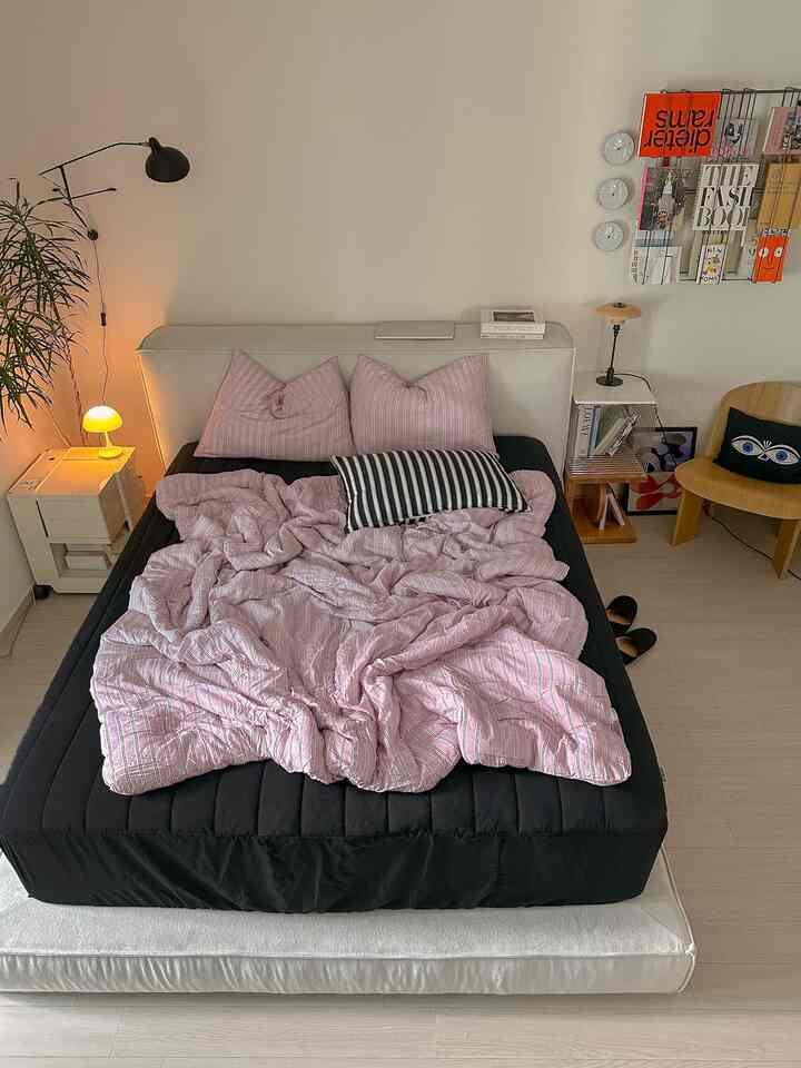 Blackpink in my area🖤🎀

These days, my mornings have been a bit slow. Days when I roll around a few more times in a bedroom with sunlight streaming in, lazing around in the blanket :)

The blanket I recently changed is really nice. It's thin and soft and feels cool against my body, so I think it'll be good to use all the way until midsummer. The subtle striped pattern also feels like it brightens up the room a bit.

I chose 'Mauve Pink' after thinking about the 5 colors, and I liked it even more because it matched well with the Pickend Black mattress cover that I had. ㅎㅎ

The new bedding and color made my bedroom feel younger😎

Pickend - Modal Corn Cotton Stripe Spring/Summer Comforter Set

#Pickend #모달이불 #모달100 #신혼침구 #이불추천 #침실인테리어 #침실 #침구 #홈스타일링 #침대꾸미기 #오늘의집 #오늘의가든 #침구인테리어 #봄여름이불 #모달침구 #스트라이프침구 #침실조명 #플랫포인트 #라고베드 #침대