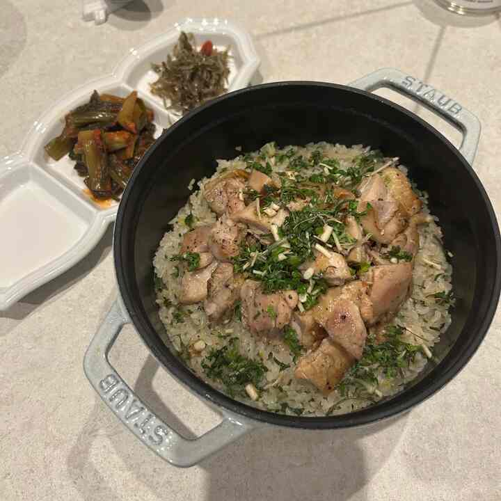 #こんにちは
#生筆

Staub（スターウブ）ミニラウンドココッテ – 小さいながらも強力なキッチン必須アイテム🍚

【スターポイント】 ★★★★★ (5/5)

スターウブは「一度買えば長く使う」という言葉がぴったりの鍋です。
私は主に鍋を作るときに使いますが、ご飯の味がしっかり違います。
ご飯が一つ一つタングルしてツヤが流れますが、普段より特別な食事になる感じです。
ふたがずっしりして水分が飛ばさずよく熟し、熱保存力も良く保温効果も満足ですよ。

デザインも綺麗で、ただ上げておくだけでもキッチンの雰囲気が生き、
一食きちんと食べたいときに取り出すのにぴったりのアイテムです。

【活用法】
鍋に加えて、スープの自作したおかず、小さな蒸し料理に便利です。
洗浄も思ったより難しくなくて使用負担も少ないです。

＃スターウブ＃スタウブ＃キッチンテムおすすめ＃釜飯鍋