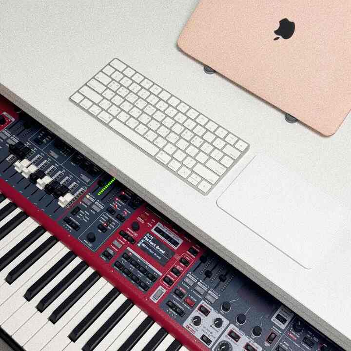 ＃私の家のポイントカラー♥️🎹💻💕


全体的なコンセプトがホワイトインテリアである私たちの家は
色感のあるものを見つけるのは簡単ではありません🫣


プロポーズで受けた私のピアノ 
私の家で最も強烈な色を持っていませんか 
気がついて我が家のポイントカラーに持って来ました♥️🎹


ピアニスト+ギタリスト組合(?)である私たち夫婦、
書斎兼作業室であるアルファルームで
練習もして作品も作って、映像も撮ってますよㅎㅎ



私はジャズピアニスト兼作曲家として活動しています。
だから音楽作業室が必須です 🙆🏻‍♀️🔥🎶



作業室はまだ飾っています。
完成したらまた見てみましょう💻🎹💕



＃今日の家＃チャレンジのおかげで
様々な我が家を紹介できていいですね✨


次はまたどこを紹介しましょうか？💡


＃アルファルーム＃作業室＃音楽作業室＃ピアノ＃MacBook
＃引越し＃新婚旅行＃音楽＃新婚希望タウン＃アルファルームインテリア 
＃コンピュータルーム＃書籍＃ノートブック取付け台
＃マジックキーボード＃トラックパッド＃プロポーズ＃結婚＃新婚
＃ホワイトインテリア＃ドゥドット＃コンピューターデスク＃幸せ住宅
＃書斎インテリア
