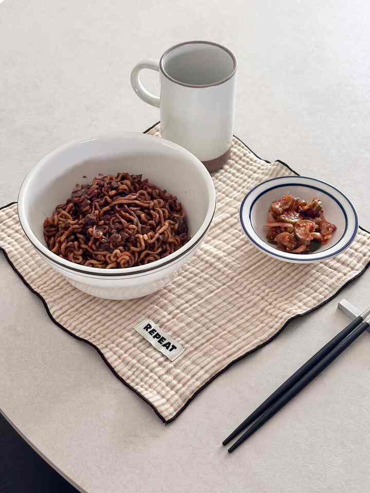 #오홈스토랑 #콘수프기록 2
Menu makan siang yang mudah, Jjajang Ramen.👩🏻‍🍳 Tidak hari ini, tetapi ini adalah cara berhemat. ㅎㅎ Rasanya belum lama sejak saya memutuskan untuk makan sehat, tetapi saya jadi tidak bisa memasak setelah bepergian.. Kulkas saya kosong🤣 Hahaha saya harus makan sesuatu, jadi saya segera merebus Jjajang Ramen dan bahkan mengeluarkan mentimun yang saya bawa dari rumah orang tua saya! 🥒 

#HomeSweetHome #신혼집인테리어 #신축아파트인테리어 #20평대아파트 #다이닝인테리어 #다이닝꾸미기 #다이닝테이블 #테이블웨어 #혼밥
