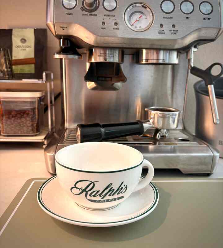 Kafe rumahan kecilku membuatku bahagia.
Aku benar-benar suka 🤎cangkir kopi Ralph yang baru saja kudapatkan!☕️☕️☕️

#MyHomeCafe #HomeCafeVibes #CoffeeTime #CafeAtHome #HappyPlace #CozyCorner #CoffeeLover #DailyJoy #SmallJoys #CoffeeMoments