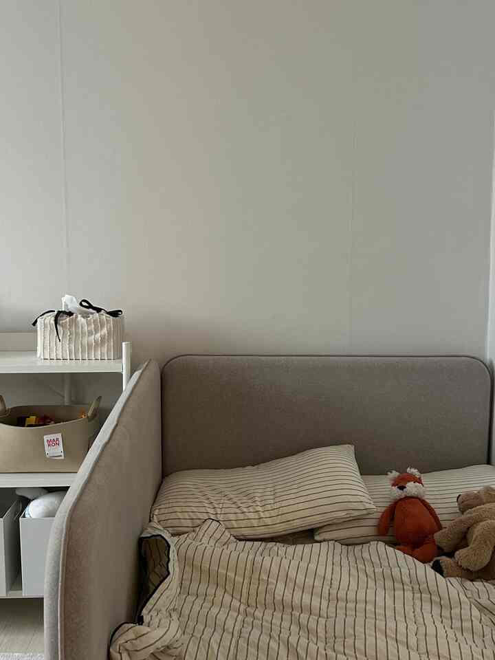 A warm feeling kid's room! The wall is a bit empty, so I want to put up a wall light as a reading light and a night light,,, but it's sad that I'm a renterㅜㅠ

#kids' room interior #아이방침대 #아이방침구 #애착인형 #젤리캣 #이케아 #여름이불 #깃든 #쿠시노침대 #쿠시노 #티슈케이스 #장난감정리함 #마롱즈