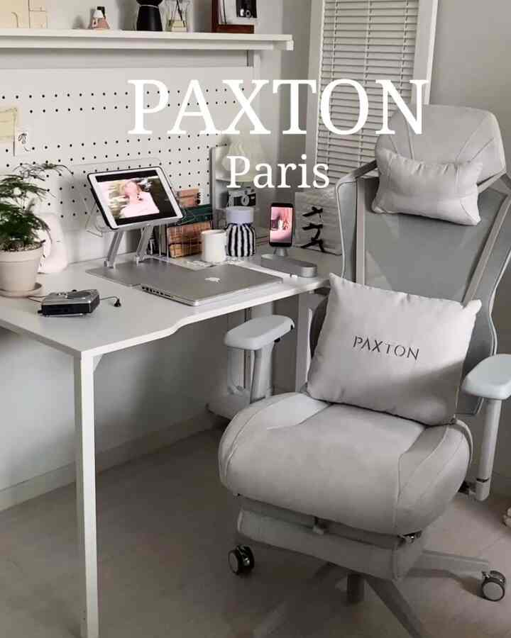 東京から飛んできたパクストンチェアで
ホームオフィスを新しく飾ってみました💺💌

自宅でラップトップや勉強が長ければ
首も痛く、腰もスッシじゃないですか。
しかし、この椅子、フットレストを広げて
背もたれをずっと～濡らせば最大135度リクライニング可能！

左右・前後に調節される肘掛けに
角度調整までなるから
本物の独自のカスタムチェアのようです。

しかも、ほのかなパールグレーのベルベット素材が
インテリアまで活かしてくれる感じ🤍

春になるから何か意欲がモングルモングルになるのに、
今ホームオフィスで一生懸命何でもやるべきです。

🏷️製品情報 
@paxton_smart paxton paris パールグレー
https://paxton-official.com/
#paxton #在宅勤務 #デスクチェア #ホームオフィス #ホームオフィス飾り #コンピューターチェア #ゲームチェア #椅子 #デスク #デスクテリア #書斎椅子 #デスクチェア #椅子座席 #椅子おすすめ #快適チェア #オフィスチェア #在宅勤務スペース #在宅スペース #在宅スペース #在宅スペース #在宅スペース#デスクテリア族 #デスクテリア 