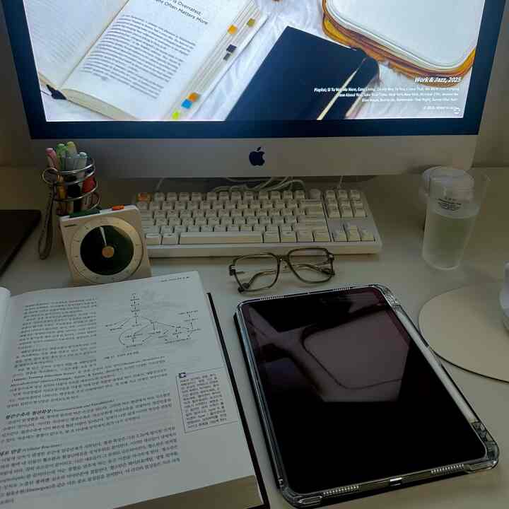 最近は退勤後に書斎に住んでいます  #서재 #서재꾸미기 #화이트데스크 #데스크테리어 #데스크셋업 #데스커 #모션데스크 #책상추천 #컴퓨터책상 #키보드   #아이맥 #GBH