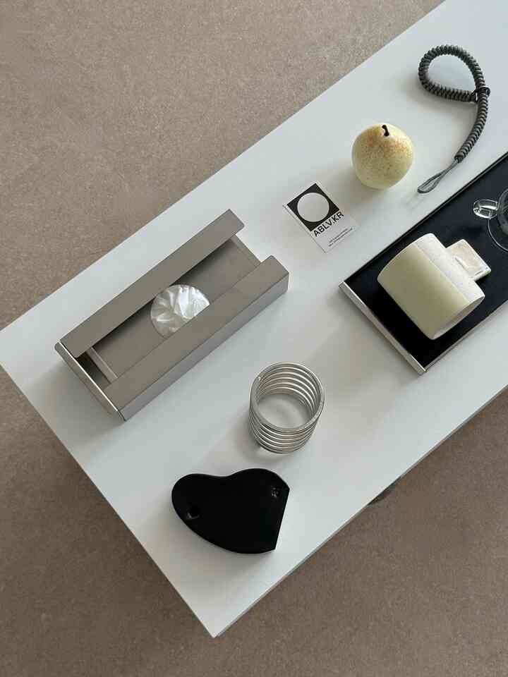 The more iron items, the better :)
It's pretty just to look at ✨

#Tissue box #티슈커버 #티슈케이스 #수풀머그 #머그 #스프링홀더 #쇠템 #쇠테리어 #오브제 #트레이 #소품 #홈데코 #철제소품