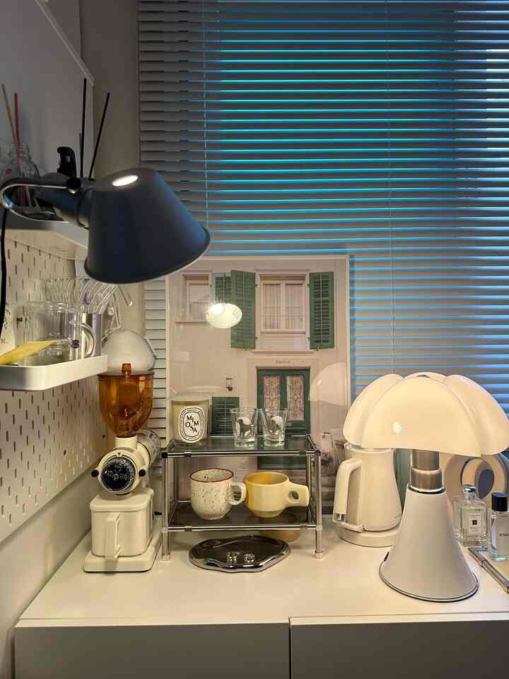 ニューホームカフェゾン✨
既存のフォトゾーンにあった香水を片付ける
コーヒーポート、グラインダー、きれいなカップモアモア 
#ホームカフェ作りました🤍

新しいバッチで気分転換完了😉

#ホームカフェインテリア#whiteinterior #livingroomdecor 