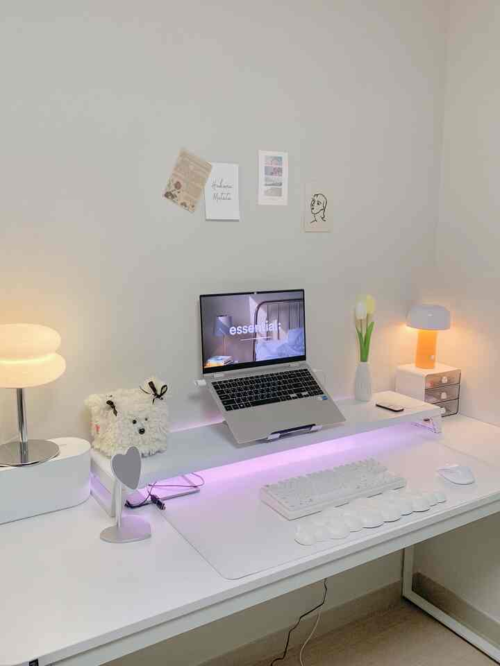  #화이트데스크테리어 #whiteinterior #책상꾸미기 #deskterior #desksetup #데스크셋업 #컴퓨터책상 #필웰책상 #우리집취향기록