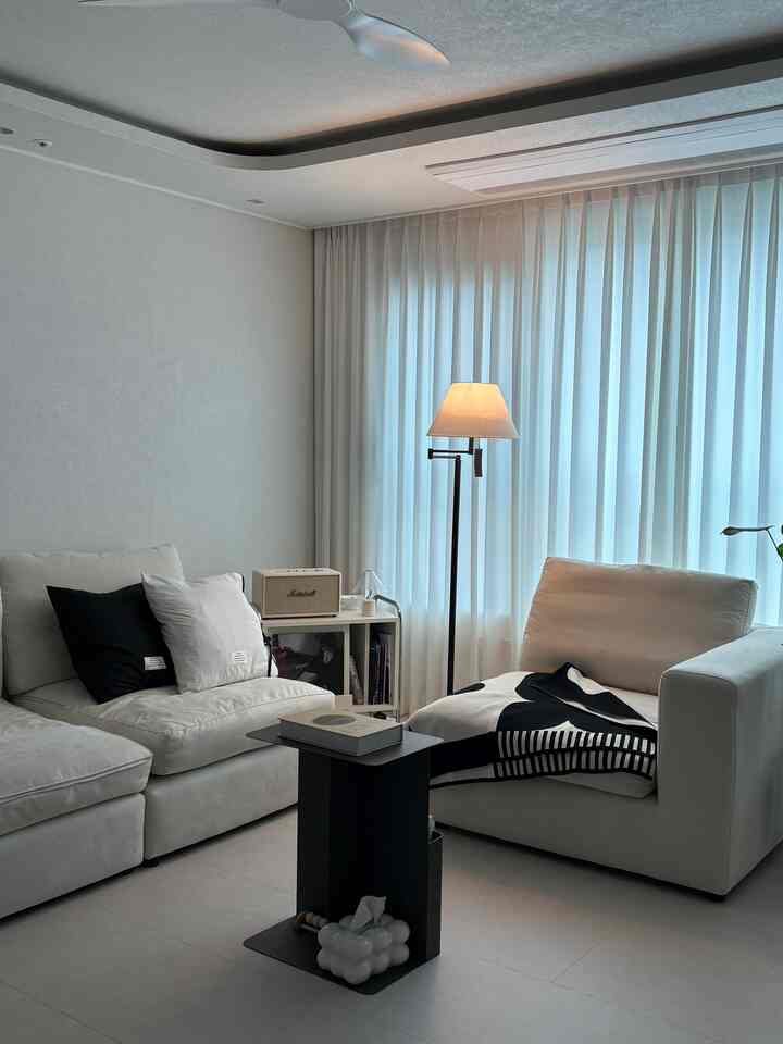 #오늘의우리집 #콘수프기록

The living room is a bit dark due to the cloudy weather since the morning😯

Did you guys turn on the air conditioner~?
I didn't think it was the weather to turn on the air conditioner
But it's so humid today, I think I'll have to turn on the air conditioner and sleep😂
It seems like every summer is hotter than last year?? I think I'm talking..

Is my memory from last year distorted😯
I'm going to turn on the air conditioner and find peace starting in June🫠

#Living Room Interior #거실테이블 #거실꾸미기 #20평대인테리어 #아파트인테리어 #도전집들이 #레이어 #레이어테이블 #눕소파 #맞팔 #맞팔해요