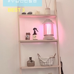 #집요한수납빙고 #현관 #콘수프기록 #맞팔
#원목사다리선반 #수납용품 #추천템 #인생템 #홈스타일링 #향초 #수납바스켓 #레터링키친크로스
#수납바구니 #철제바구니 #핸드타올 #모기퇴치기
#캠핑박스 #콘솔 #라탄의자 #현관매트 #구름슬리퍼
#고르고골랐어요
<수납 선반 활용하기>
평수에 비해 작은 현관이라
정말 집요하게 고른 수납선반이에요~🧐
밖이 바로 정원이라
주택과 어울리면서도
좁은 곳에 실용적인 수납템을 두고싶어 고른
원목 사다리형  5단 선반입니다🤎
위로 갈수록 좁아지는 선반이라
자리차지 많이 안하면서도 이뻐요~🥰
라이트한 원목이라 깔끔해보이고
아랫칸은 꽤 넓어서 안정감있구요!
책선반으로도
화분선반이나 오브제등
다양한 곳에서 이쁘게 쓸수있을듯요~🪴
저는 현관에서 
댕댕이 산책용품이랑 선스프레이나 차키등 
현관에 필요한 물건들 담기좋은 바구니도 두구요
큰 텃밭상자도 아랫칸에 두니 활용만점입니다~🌿🎵