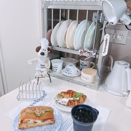 #오홈스토랑 1
간만에 대전에 다녀오며 성심당 샌드위치에 들러 빵을 사왔어요. 가지고 오는 길에 모양이 조금 흐트러지긴 했지만, 맛은 최고였어요. 다음에 또 가서 사오려고요 :) 
#키친렉 #모머위켄드키친크로스 #모머위켄드 #테이블매트 #플레이팅 #너븐재 #브람스머그 #리핏 #티코스터 #성심당 #성심당샌드위치정거장 #시라쿠스 #세임디 #스프볼 #미키마우스저금통 #주방 #주방소품 #레터링컵 #그로밋요리사 #올리 #올리커피드립포트 #홈카페존 #홈카페 #홈브런치 #주말나들이 #주방꾸미기 #주방수납 #주방인테리어 #콘수프기록