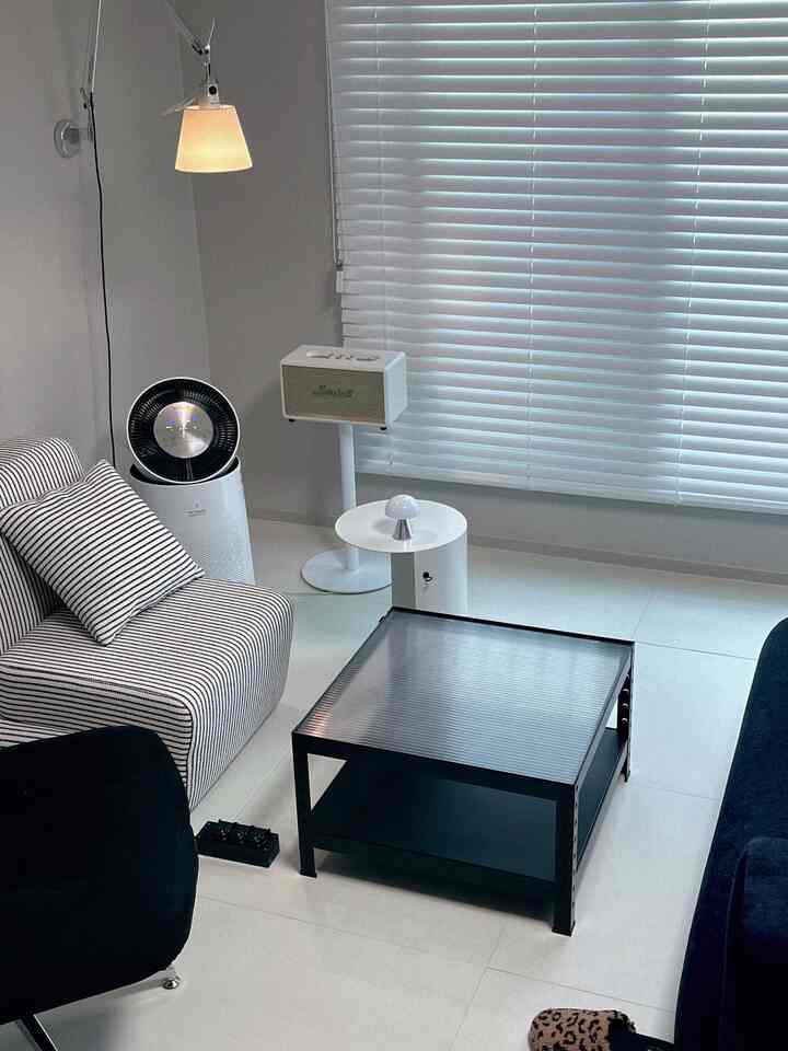 
💳 Total cost of living room styling: 4,193,000 won

🧾 Artemide Tolomeo 430,000 won
🧾 Marshall speaker 460,000 won
🧾 Rarelow sofa table 170,000 won
🧾 Rarelow cylinder table 170,000 won
🧾 Coldfork sofa 890,000 won
🧾 Coldfork cushion 35,000 won
🧾 IKEA chair 278,000 won
🧾 Jackson chameleon sofa 1,760,000 won

My living room is made up of 3-4 brands! Some products have a price range, and some don't, but with the intention of being together for a long time.. 💌

#Persistent Interior Receipt #거실 #거실인테리어 #아기가사는집 #아기가있는집 #아기있는집거실 #화이트 #화이트블랙 #모던인테리어 #레어로우러버 #마샬스피커 #잭슨카멜레온 #잭슨카멜레온소파 #아르떼미데 #아르떼미데톨로메오 #쇠테리어