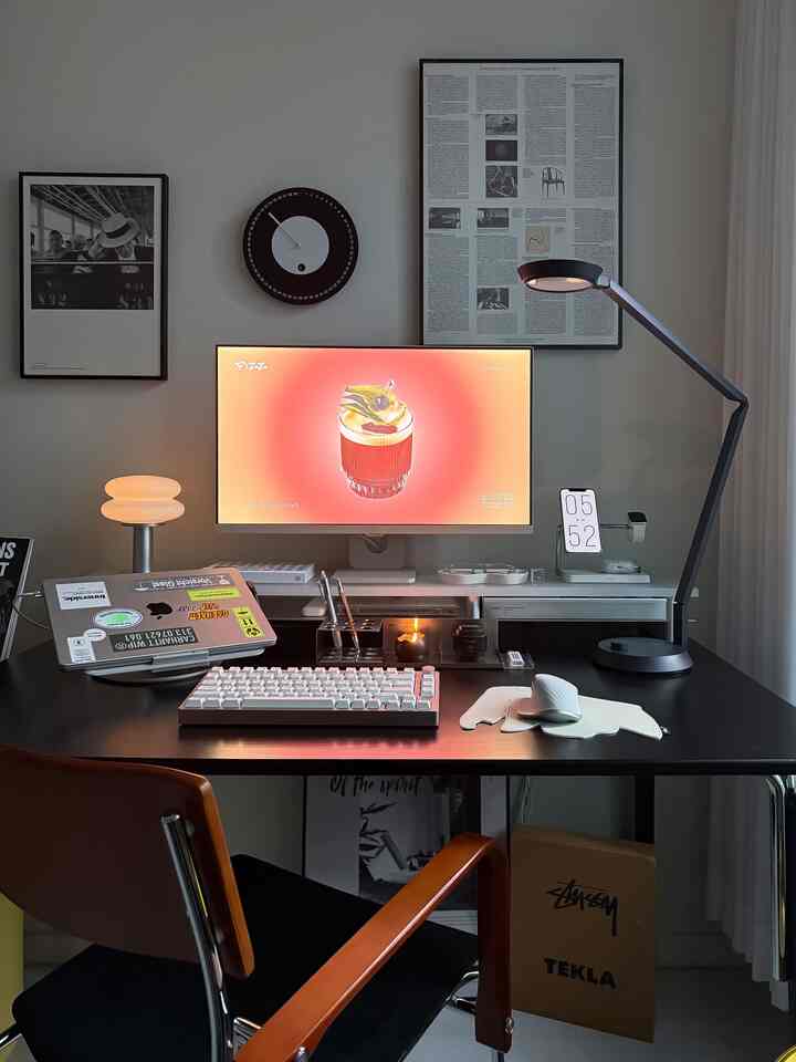 黒と茶色のトーンのモダンでミニマルなホームオフィス、デスクとオフィスチェアが配置された空間