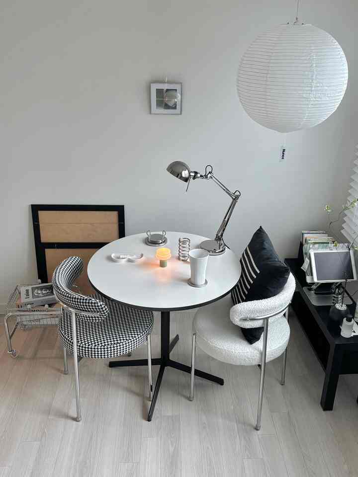 #오감리뷰 プログラムを通じて製品を提供され、直接使用してスタイリングした後期です。


書斎にきれいな月がありました🌝

ヌノースハンジ照明50cmサイズを選んだのですが、書斎が広くない方だからぴったりの大きさでした。
直径30から60cmまで様々なサイズがあり、スペースに合わせて選べる点も大きなメリットです。

韓紙の細かい結びが生きている丸くて柔らかなカーブデザインのおかげで、日中は照明をつけなくてもインテリア小物のように素敵です。
夜には穏やかな光が書斎をふんわり包み込んで本を読む時間がさらに良くなりました。

天井取付型とプラグ型の2種類があり、空間構造や好みに合わせて設置でき、ソケットやラベルなどディテールまで感性満載で所蔵価値が高いです。

最初は照明ひとつで大きな変化を期待していませんでした。

実際に照明を変えるのが大きな変化を与えるかと疑われましたが、いざ設置してからミミットしていた書斎が全く違う空間のように感じられて本当に満足です。
照明が与える影響力がこんなに大きいか改めて感じました。

スペースが狭いか、あまりにも華やかな照明が負担のある方、そして伝統素材の感性が好きな方にヌノーズハンジー照明を自信を持ってお勧めします。

書斎だけでなく、寝室や小さなリビングルーム、カフェなどの空間にもよく似合うデザインなので、多様に活用できるでしょう。

📌製品名：ヌノースハンジライト50cm
📌タイプ: 天井取付型/プラグ型

書斎ムードを変えたいなら強力おすすめです！✨

通り過ぎてヒクチム、座っているしまたヒルヒム。
見て見ても飽きない照明💡


🏷️製品情報：ヌノース漢字照明50cm  #nunoz #paperlamp #한지등 #한지조명 #서재인테리어 #홈오피스인테리어 #팬던트조명 #조명인테리어 #감성조명