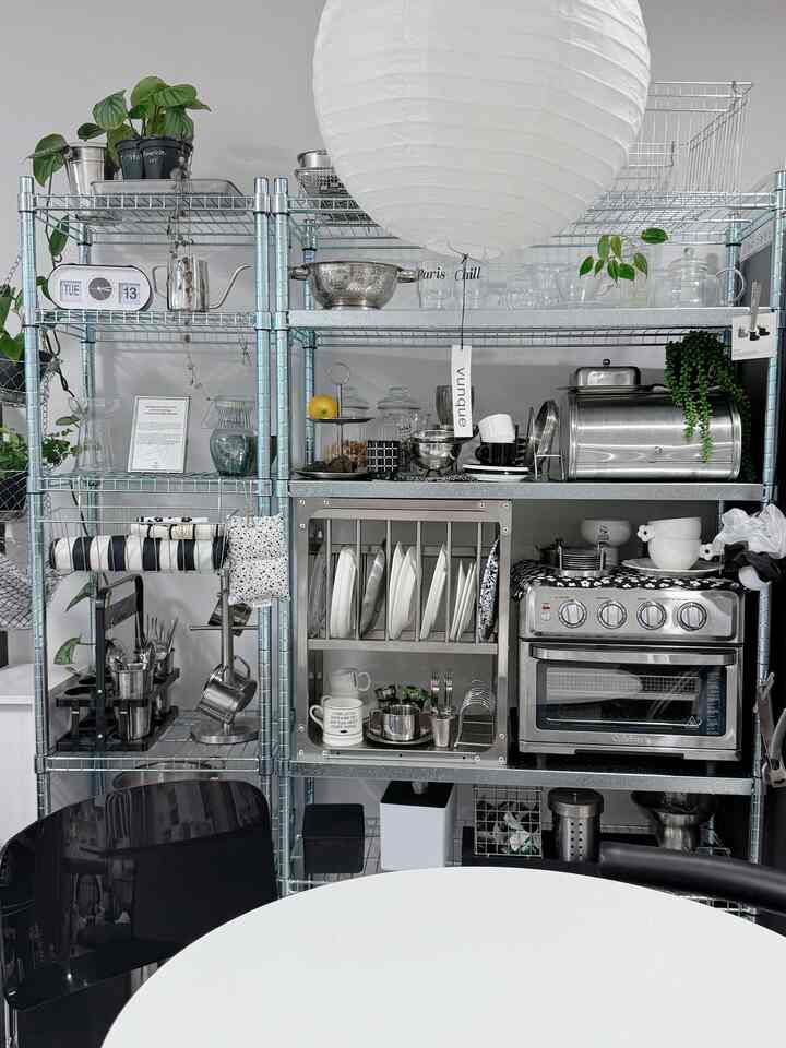 #집요한수납빙고

The No. 1 contributor to our kitchen storage is the Omar shelf
It's more stable because you can put up the shelf cover
And it's become a true terrier zone
Why did you worry about the Omar shelf?
It's really sturdy and has a lot of storage
And the height can be adjusted, so it's even better
You can hang it up and use it as a hanger
And there's also a basket type(?)

#Kitchen storage #주방선반 #오마르 #오마르선반 #오마르선반커버 #쿠진아트 #쿠진아트선반 #쇠테리어 #미드센츄리