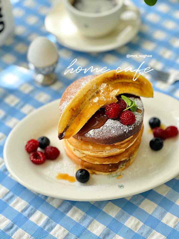 #오홈스토랑 #콘수프기록 

ラズベリーとブルーベリー！ 
バナナブリュレを上げた厚いパンケーキ🥞。

ホームカフェは🫶🏻❤️愛です！  #오늘의레시피  #홈파티 #홈파티메뉴  #마당있는집  #여름메뉴  #오발접시 #오발플레이트
