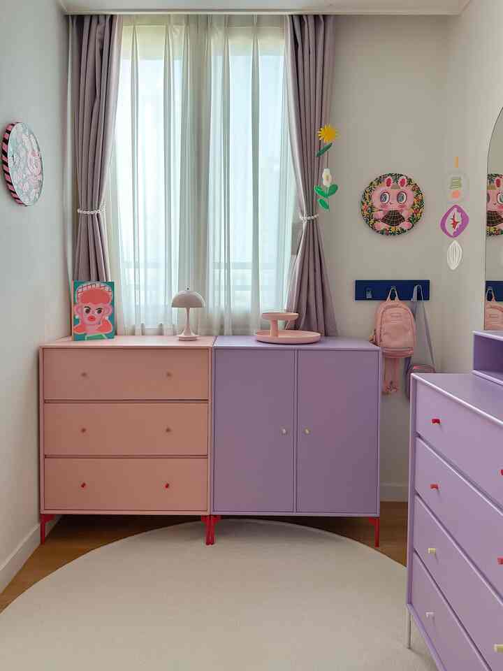 ラベンダートーンとピンクの家具が配置された子供部屋、柔らかく清潔感のある収納重視の雰囲気のインテリア