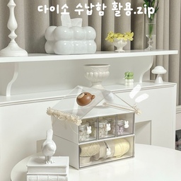 다이소 수납함 이렇게 써보세요💛
(+ 다이소 서랍에 지붕을 올려 만들었어요✂️)
미술 용품 정리하려고 
집모양 수납함 만들었는데
보다보니 귀엽고 활용도가 높아
여기저기 사용하고 싶어졌어요🤔💛
아이들 헤어핀 정리하기도 좋을 것 같아요!
저는 원예 용품도 담아보고
책상 위에 펜, 스티커, 다이어리를 정리해서
다꾸존을 만들어봤어요!
비즈나 리본끈을 담아두니
저만의 diy존이 되었습니다💛
서랍장 보이면 또 사와서
아래 칸 수를 추가해보려구요!
한 번 만들어보세요💖
✅ 다이소 품번
데코스티커 서랍장 (3칸) : 1047686
데코스티커 서랍장 (1칸) : 1047684
투명스텐드액자 (6x8인치/가로형) : 1051817
접착식 팝업 후크 : 1031741
니팅뜨개실 아이보리 : 1054052
디즈니 피규어 (다람쥐 모양) : 1032162
비즈만들기 (진주) : 1044660
#다이소 #다이소꿀템 #다이소추천템 #다이소득템 #다이소신상 #다이소데스크테리어 #diy #다이소추천템 #신혼집인테리어 #신혼집인테리어 #데스크테리어 #다이소diy #다이소액자 #액자인테리어