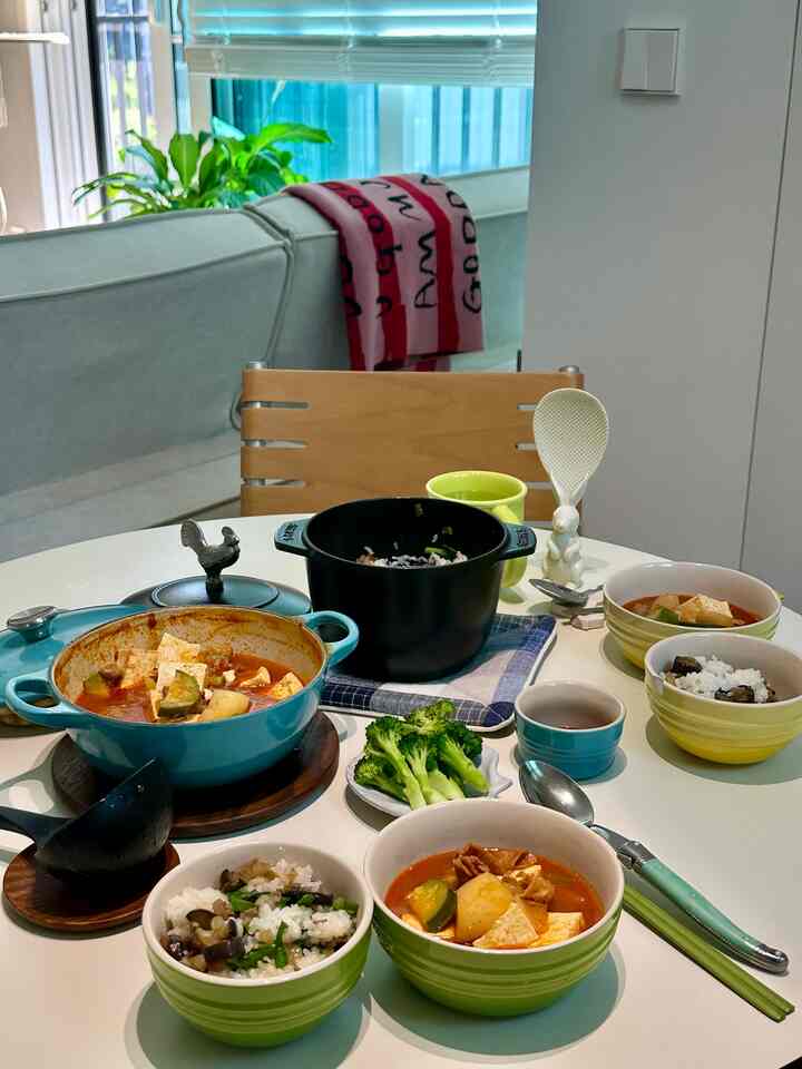 ＃オーホームストア6＃コンスープ記録＃コンスープ

肝臓で週末ご飯を見ました> <
仁川ノンヒョンドンに出かけ、近くの野菜店で
野菜すごく安く売ってつなぐんですか？？！？！？？

ブロッコリー2個1,500ウォン/ナス5個2,000ウォン/ズッキーニ2個1,000ウォン
4,500ウォンの幸せ💕
家だけに近かったのにこれこれ以上住んでるんですけど😁

だからナスを活用した鍋と
＃カボチャコチュジャンチゲ、ブロッコリーを食べました！
ブロッコリーも久しぶりに食べるから体が良くなる感じｗｗ
久しぶりにミルキットのないご飯でした👍🏻

#オンザテーブル #onthetable #鍋
#スターウブ #staub #ライスココッテ
#ルクルーゼ #lecreuset #マミテ #鋳鉄鍋 