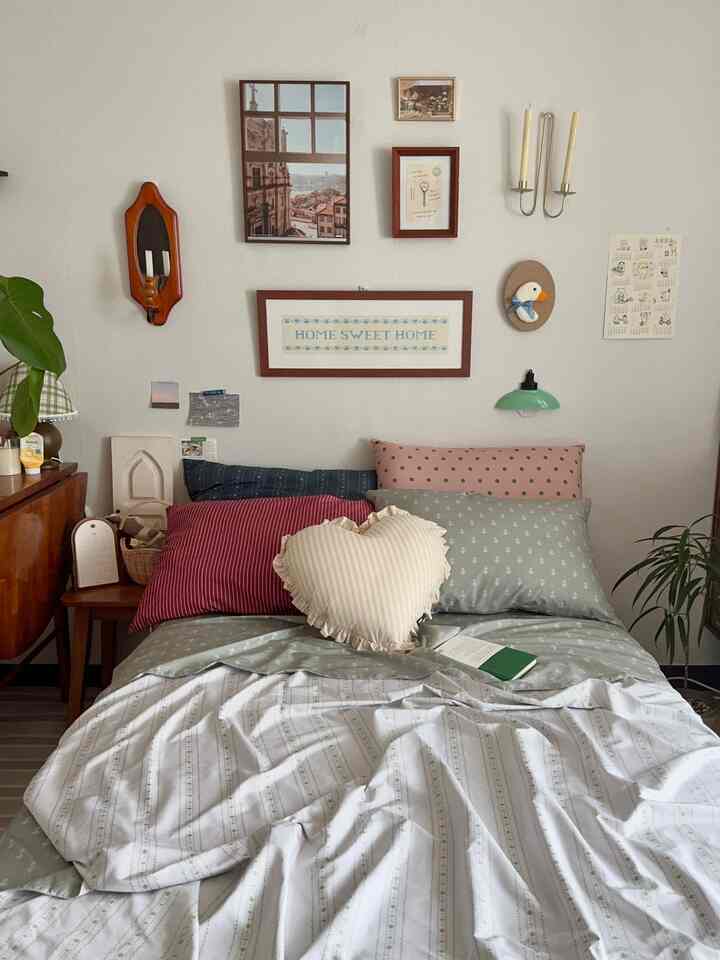 Natural-colored bedroom with wood tones, featuring a wooden nightstand and cozy cushions creating a warm atmosphere