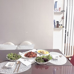 #오홈스토랑 #콘수프기록 #맞팔환영 #맞팔
집밥타임~⏱️
닭갈비 휘리릭볶고~
텃밭채소 따다가
시원한 단호박 백김치랑
낫또까지!🥣
#포트메리온 #스테이크접시 #오벌접시 #대접시
#그라탕기 #실리콘매트 #유기수저 #놋담 #방짜유기
#레터링키친크로스 #파티션 #파티션인테리어
#화이트의자 #부클의자 #발받침 #화장품정리대
#트레이 #골드트레이 #공기청정기 #미니공기청정기 
