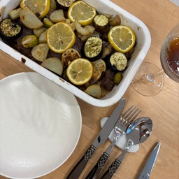 🍋 꿀 소고기 파피요트
#오홈스토랑 오늘의 메뉴는
오븐에서 촉촉하게 익힌 소고기 요리 한 판!
[집에서도 감성 오마카세 느낌 내기 성공💡]
📌 재료
소등심, 감자, 가지, 레몬, 미니양배추,
올리브유, 꿀, 후추, 소금
📌 조리법
1.	소등심은 올리브유 + 꿀 + 후추 + 레몬즙 뿌려 재우기
2.	레몬과 감자는 슬라이스, 미니양배추는 반으로, 가지는 깍둑썰기 + 데코용 몇 조각 따로 빼기
3.	레몬, 데코용 가지 제외 모든 재료를 후라이팬에 살짝 볶기, 오븐은 190도 예열
4.	세라믹 오븐용기 바닥에 재료 절반을 깔고, 고기를 겹치지 않게 얹기
5.	소금 한 꼬집 톡
6.	남은 재료 + 레몬 + 데코용 가지로 고기 위 덮기
7.	그릇 위를 종이호일로 감싸고 오븐에 190도 20분 구워내면 완성!
은은하게 단 맛이 입맛을 돋구고, 
고기는 칼을 쓸 필요도 없이 너무 촉촉 부들하고
채소도 이븐하게 구워져요ㅋㅋ
집들이 요리로도 손색없답니다
(* 오븐은 lg 광파오븐 사용했어요)
📌 감성 세팅 팁
화이트 무광 접시 + 실버 커트러리 + 와인잔만 있어도
집에서 충분히 분위기 낼 수 있어요 🥂
#오홈스토랑 #콘수프기록 #홈쿡레시피 #집들이음식 #소고기요리 #오븐요리 #파피요트 #레몬요리 #홈파티요리 #감성식탁 #세라믹오븐용기 #우리집식탁 #감성홈쿡 #파피요트 #디너플레이트 #디너테이블 