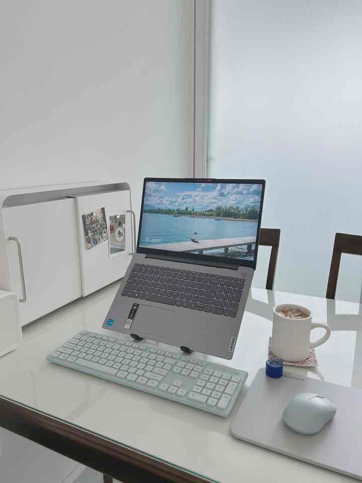 #오늘의우리집 5 #콘수프기록

Today is another day where the dining table is the desk :)
I'm taking out coffee for the first time in a while,
and trying to finish at least one corn soup.
It's the rainy season, but the sunlight is shining a little, so my mood is better for no reason.
Have a nice day everyone 😊

#Keyboard #시라쿠스 #수납장 #데스크 #식탁 #미니멀리스트