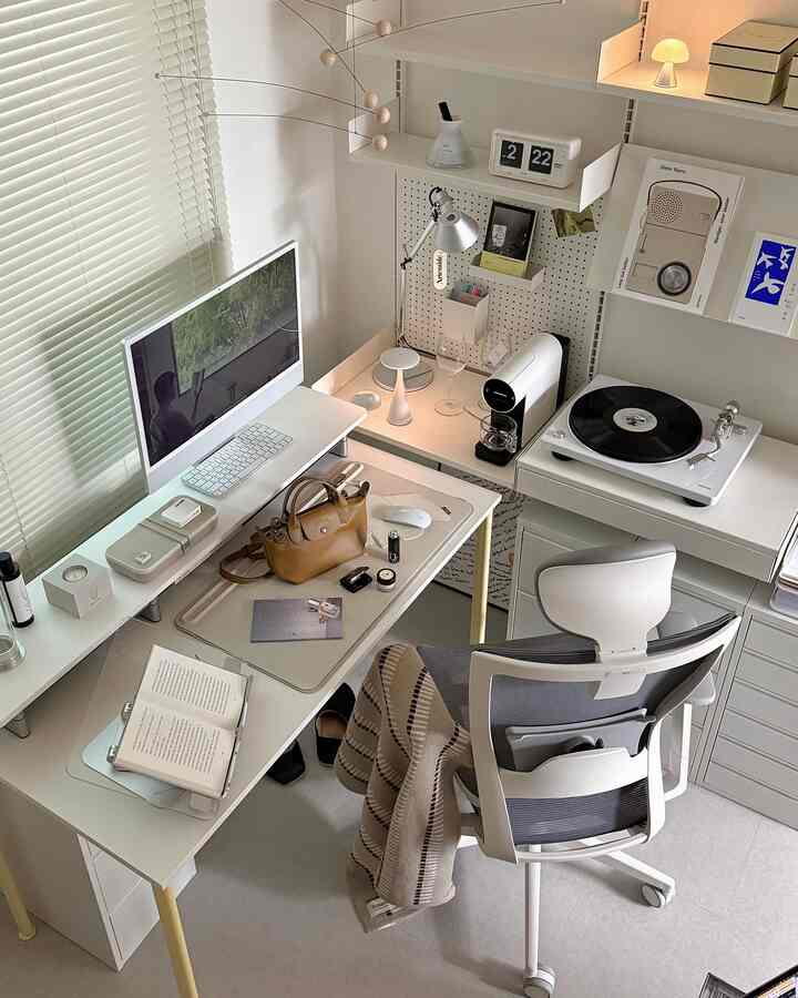 マリー🤍.🤍

おなじみの空間に座ってコーヒーのカップ、 
好きなものと 
静かに一日を始める自分だけの小さなルーチン。

新しい考えと今日のやり方を記録し、
計画していたことをじっくりしています。 
すでに太陽が傾いた。 🦦🩵

涼しい夕方の空気に心も緩むこの時間 
緑道の間を歩きながら、一日仕上げする:)

そうまたゆっくり、今日もこんにちは。 👋🏻

@longchamp 
＃デスクセット＃ホームオフィス