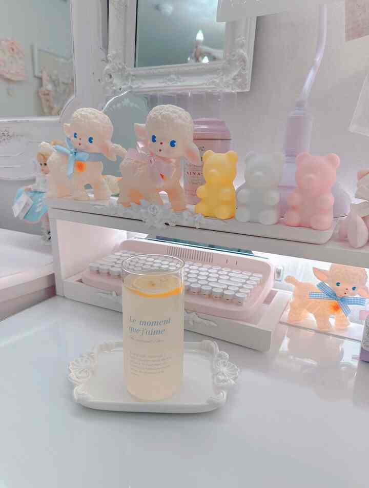 #コンスープ記録 #きれいなテム最高屋

はぁ…
本当に忙しい日々を過ごしています… 😭😭😭
撮れる写真がこんなものしかありませんね…。

レモン水を一杯取り、机に座りました。
一生懸命勉強する必要があります〜^^;;;

きれいなパステルカラーの色はゼリーゴムワイヤレスライト〜
照明ではなくオブジェとして使用していますが、
見るたびにマランと気分が良くなります〜💛🩵💗





＃フレンチインテリア＃ホワイトインテリア＃コテーブル
#七夕執事
デスクテリア
＃かわいいテム＃インテリアアクセサリー＃バンカースタンド
＃エクトキーボード＃パステル＃レモンスー＃かわいい小物＃デスクを飾る
＃キダルトテム＃ピンク＃黄色＃ルーバードール＃ダイソー＃耐熱カップ