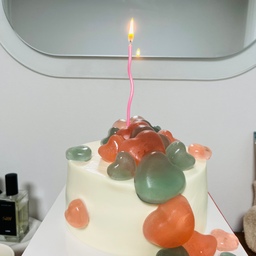 #예쁜템최고야
오늘 아침 7:00  우리 딸 생일축하🎉
메리케이크의 love is… 케이크💝🩷💗
촛불 끄고 출근했어요
#콘수프기록  #예쁜케이크 #수제케이크 #생일케이크  #맞팔