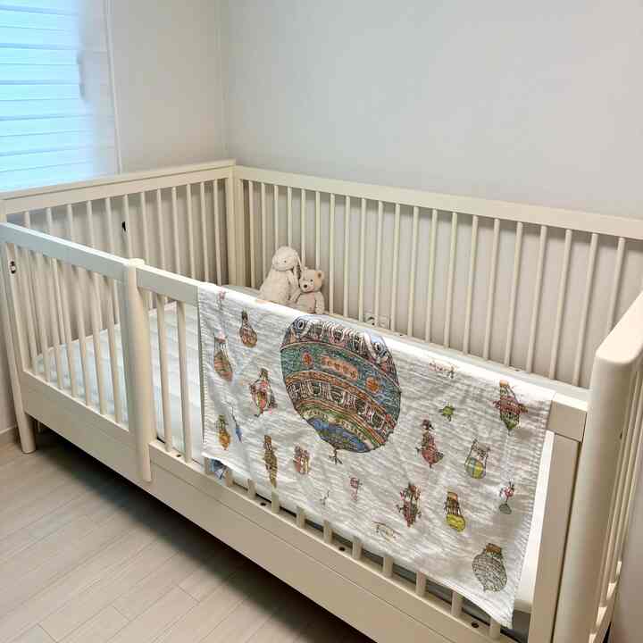 私たちの赤ちゃんの最初のベッド🛏️

感性満載のスローアレベビーベッド 
居心地の良い空間を作りました🤍
丈夫でゆったりとしたサイズに、何よりもふわふわ感がピッタリ！
人形の友達と一緒に眠りましょう💤



＃ベビーベッド＃スローアレ＃新生赤ちゃん＃育児アイテムおすすめ＃育児日常＃赤ちゃん飾り＃ベビールーム＃スローアレベッド＃育児用品＃赤ちゃん飾り＃赤ちゃん家具＃育児日常＃育児アイテム＃育児マム＃赤ちゃんの木製ベッド＃ゼリーキャット＃ブランケット＃ 