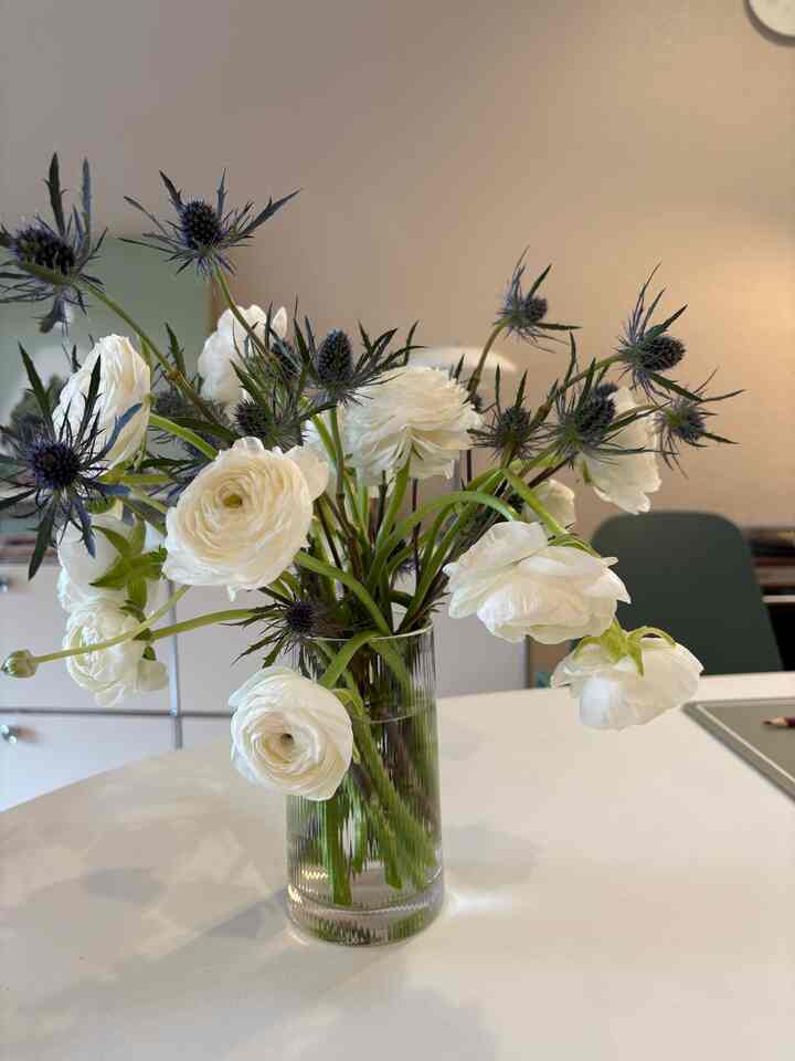 Kicking off summer with refreshing white flowers and delicious food to recharge from the heat!😀


#SummerReady #SummerRefresh 
#SummerVibes #SummerStyle #flowerlover
