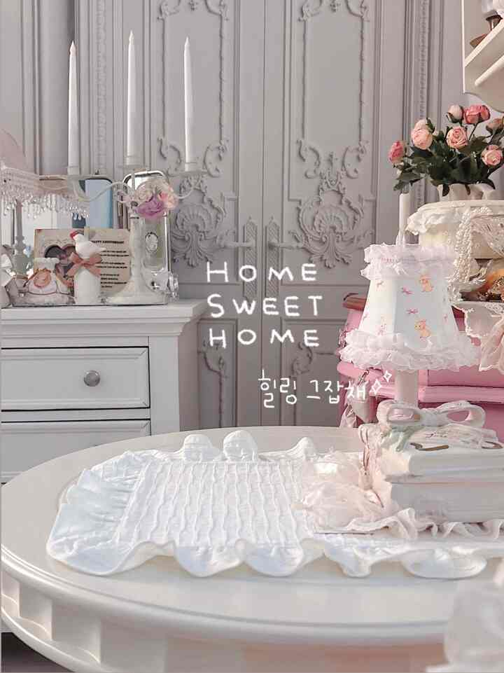 #우리집취향기록  #콘수프기록  #프렌치무드 #소품인테리어 #집꾸미기 #셀프인테리어 #웨인스코팅인테리어 #화이트인테리어 #빈티지 #엔틱 #빈티지인형 #에이본 #핑크  #bedroominteriors #frenchinteriors #aesthetic #homedecor #homestyling #romanticinteriors #livingroom