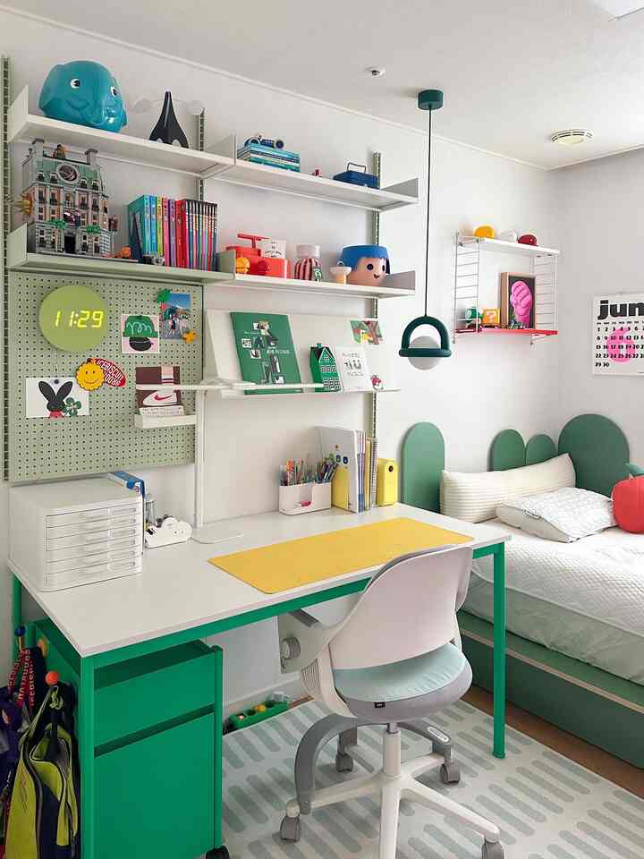 ホワイトとグリーンの色調の子供部屋、デスクとベッドが配置された清潔感のある雰囲気のインテリア
