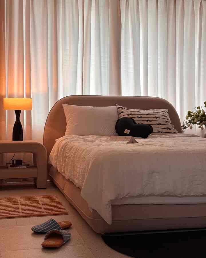 #오늘의우리집 #콘수프기록 

Akhir pekan yang ditunggu-tunggu setelah tidur malam yang nyenyak🤍
Saat-saat indah menanti saat saya dapat merapikan tempat tidur dan menikmati secangkir kopi dengan santai :)🙂‍↔️☕️
Apakah Anda sudah minum kopi pagi🫶
Semoga akhir pekan Anda menyenangkan~~🌿🍃
.
.
.
.
#dekorasi kamar tidur #침실스타일링 #여름침실 #홈스타일링 #방꾸미기 #집꾸미기 #홈인테리어 #화이트침구 #소품스타일링 #감성소품 #인테리어소품