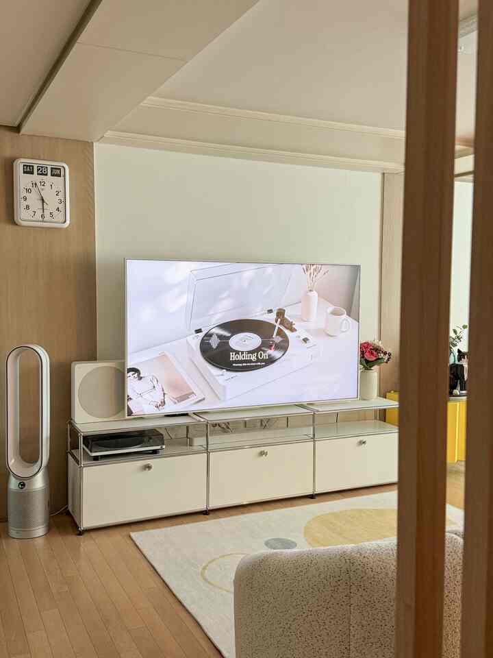 
今日はリビングルームの片側に原木の壁を建てる
空間を分けてテレビ場側を撮ってみました。
そっとかけてるからもっと感じが出ましたよ

ホワイト＆ウッドはうまくいきますか？


＃今日の家