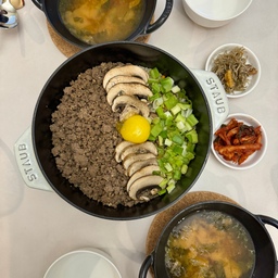 Use Staub for many delicious food🥘🧆🍲
#staub #food #kitchen #babywok #dining #pot #dinner #cooking #rice