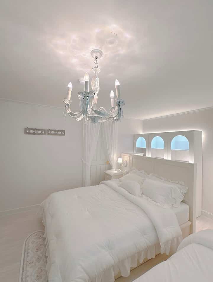 #우리집취향기록 #화이트침실

These days, my favorite space is my bedroom~🩵
It's a place filled with my personal style~💛

The new white frilled bedding feels so fluffy and soft, like a cloud~☁️☁️☁️

I guess it's not just me who likes it~
My cats also snuggle up on the bed and sleep soundly~💤

#FrenchInterior #화이트인테리어 #안방인테리어
#SevenCatButler #고양이 #반려묘 #집사 #맞팔
#Bedroom #침구 #그래이불 #로맨틱침실 #예쁜침실 
#WhiteBedding #호텔침구 #노르웨이숲 #놀숲
#ButlerDailyLife #집사일기 #집사의하루 #집사의집 #집사인테리어 
#Lace Curtains #커피잔 #케이크스탠드 
#Virginia Casa #고양이랑사는집 #고양이가있는집