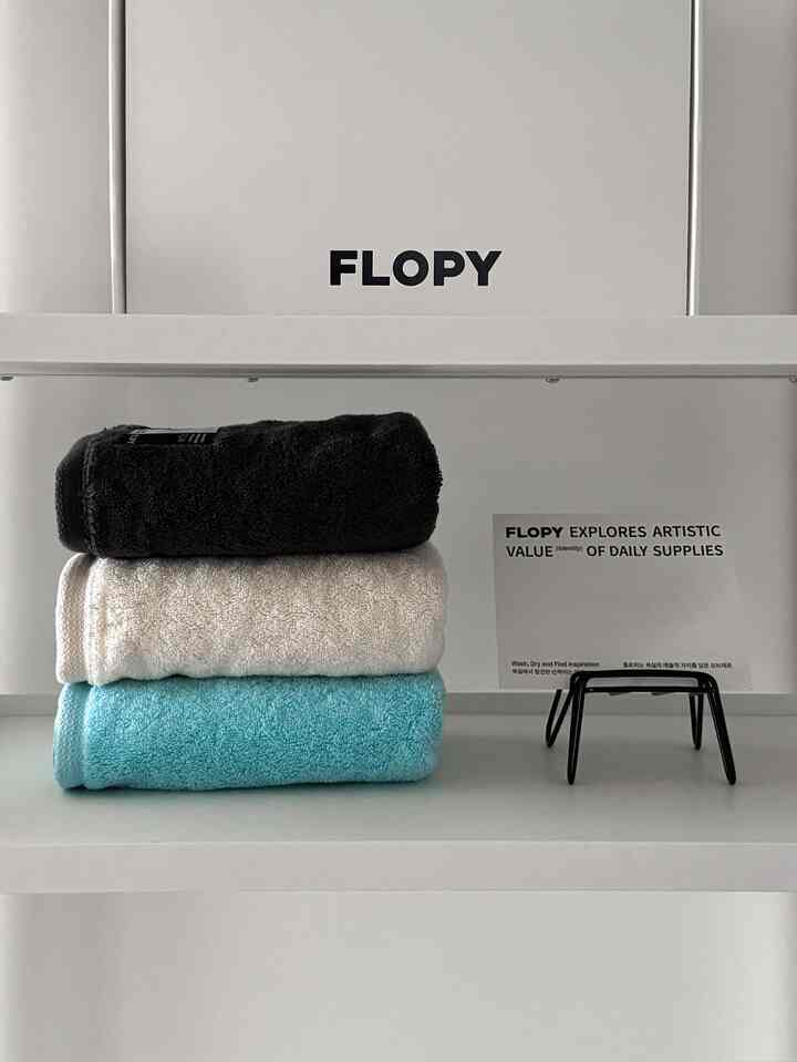 #예쁜템최고야 #콘수프기록 6-5

今回フロッピーからリニューアルされ、新しいカラーまで追加されたフェイスタオルを使ってみたのですが、まず大規模なラベルが目に入り、、🩵

40数コマサで製作されているからなのかドトムして吸収力も良かったですよね！一度ボドルボドルして使用するのにぴったりでした。そしてギフトパッケージがあり、プレゼント用にも構成が大丈夫で興味のある方はカカオプレゼント＆今日の家で見学してみたいと思います🫶🏻

#flopy #플로피 #페이스타월 #호텔수건 #타월추천 #수건추천 #디자인수건 