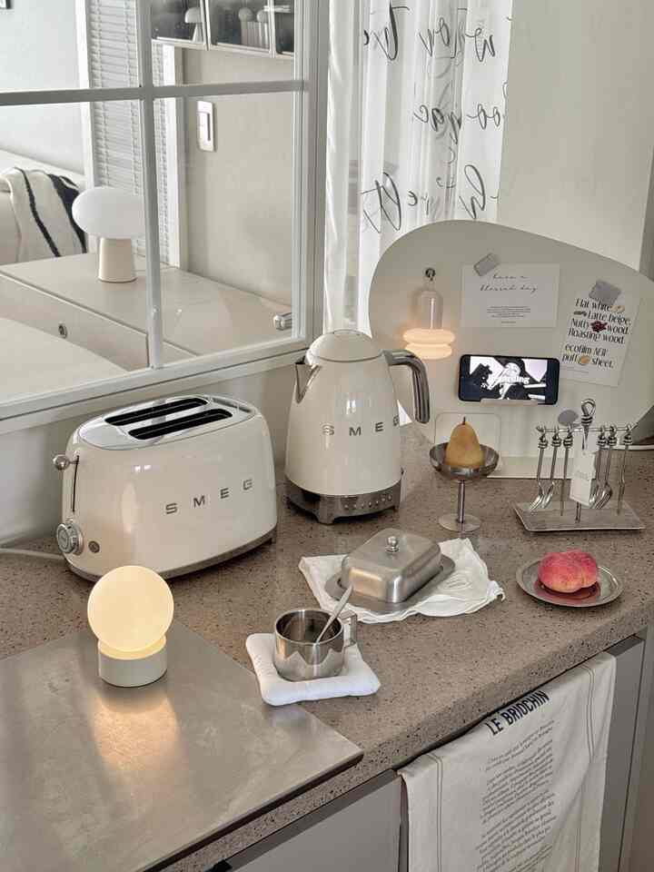 #オーホームストーリー

毎朝、スメグ電気ポートラントースターのおかげで
一日の始まりはより柔らかく暖かかったです🫶

ブランチにはサクッと焼いたトースト一枚、
お茶一杯はきれいな電気ポートで素早く✨
そしてミキサー機まで取り出せば健康ジュースもたっぷり！

半自動コーヒーマシンはゆったりとした週末にぴったりで、
自動機は忙しい日にもコーヒーを簡単に手に入れてくれて
最近一番手がよく行くスメッテムですよ❣️

我が家のキッチンをさらに感性的に満たしてくれたスメグ✨

#SMEG #スメグアンバサダー #スメグアンバサダーミニ #スメグ #スメグ電気ポート #スメグトースター #スメグコーヒーマシン #ホームカフェ #smeg #smegtoaster #smegelectrickettle #smegcoffee #smegkitchen #retroaesthetic #homecafefe