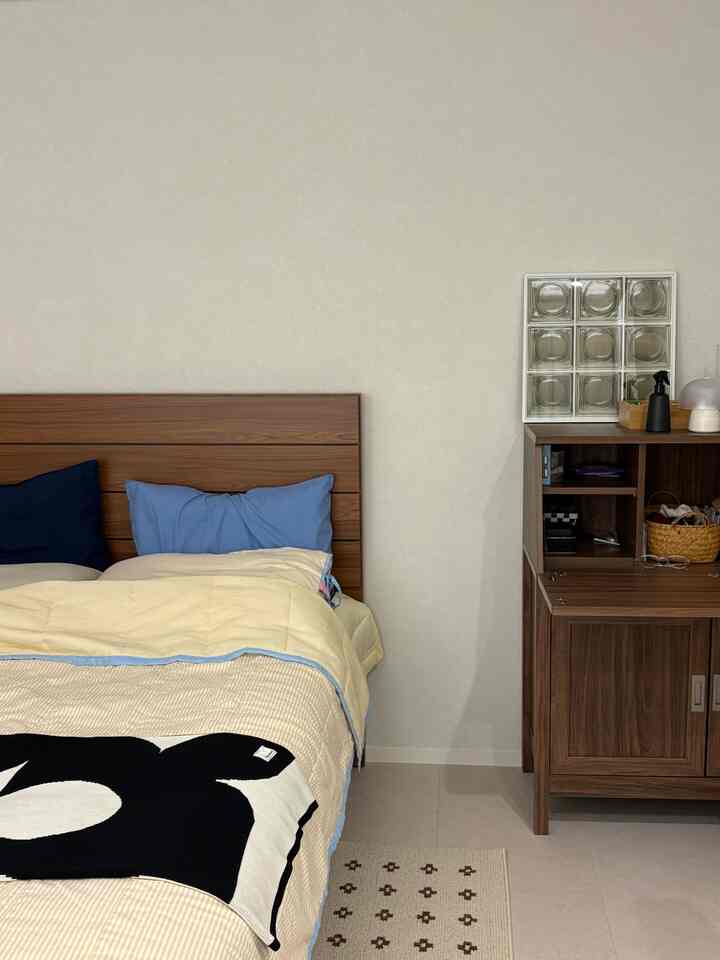 #살림살이 #콘수프기록

Seberapa sering Anda mengganti sprei di musim panas?🙄
Di musim dingin, saya kadang-kadang menggunakan kemoceng,
tetapi di musim panas, saya mencoba menggantinya sesering mungkin, jadi saya banyak berkeringat saat mencuci dan menggantinya😂

Mungkin sulit bagi mereka yang tekun,
tetapi saya ingin tahu seberapa sering Anda mencucinya🫣

#Set sprei #침구 #마틸라침구 #마틸라 #여름이불 #여름이불추천 #리튼 #리튼러그 #이씨라메종 #침실인테리어 #침실 #협탁 #맞팔 #맞팔해요