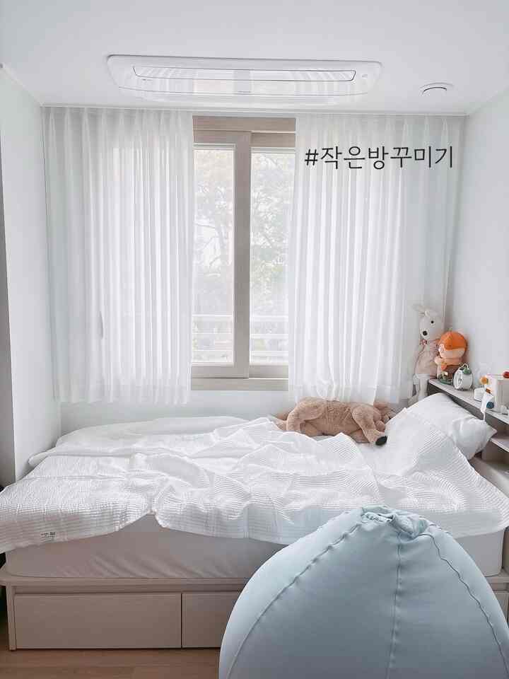 #小さめ 

子供部屋には下段引き出しのある一室収納型ベッドを置き、すっきり収納が可能で本当に便利です。向かい側には作り付けの場があり、机や本棚、ピアノまで充実して配置してスペースを効率的に活用しています。 

＃マティラ＃maatila＃冷たい寝具＃子供部屋のインテリア＃子供の部屋の装飾＃デイルーム
