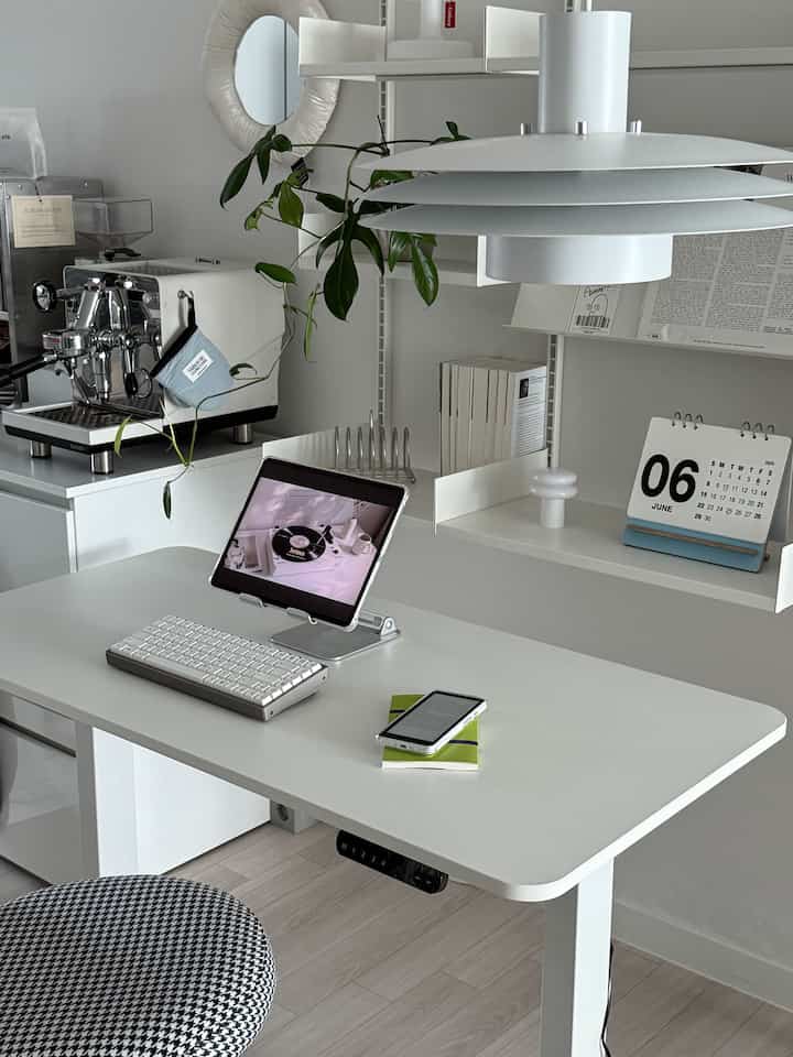 #오감리뷰 プログラムを通じて製品を提供され、直接使用してスタイリングした後期です。

デクストップでモーションデスクの新世界に入門します！ 

私の夫の机と子供の机はありますが、私の机はいつもいなかったので少し涼しかったです。 

デクストップモーションデスクを記事が来てくれて一気に組み立ててくれました。 

モーションデスクは初めて使ってみるのに簡単に設定値を保存することもでき、たびに私が望む高さにスムーズに調節ができて便利でしたデスクをあえて起きて使用することが何があるのか…？したかったのに立って使用できる高さに設定してるから本当に楽だったんですよ 終日座ってだけ作業してみると全身がカッコいいのに高さ調節で作業は続けてストレッチもできて有用でした 

机だけで活用範囲を決めず、作業テーブルにも遜色がありませんでした。

従来のモーションデスクに比べてコストパフォーマンスの良い価格帯で発売されたモデルなので、モーションデスクを調べる知人たちにも多く紹介しました。 

デクストップモーションデスクと一緒にデスクテリアを思いっきり楽しもう！  #학생용책상 #높낮이조절책상 #덱스탑 #스탠딩책상 #데스크테리어 #책상 #데스크 #데스크소품 #데스크꾸미기 #홈오피스  #벽선반 #선반인테리어 