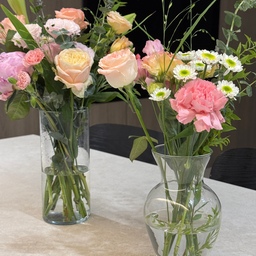 꽃꽂이는 즐거워🌷
오늘 아버지 퇴직 기념 행사에 참석했다가
커다란 꽃다발을 얻어왔어요!
커다란 화병 두 군데에 나눠담고 모양을 다듬으니
온 집안이 화사함으로 가득 차더라고요-
가족 다 같이 함께 축하하며 행복했던 하루를
화병에 담아낸 것 같아 더 기분이 좋네요🥰
#오늘의우리집 #콘수프기록 #꽃꽂이 #유리화병 #꽃다발
#구축아파트 #24평인테리어 #리모델링 #신혼집 #거실
#리바트의자 #패브릭의자 #포세린식탁 #세라믹식탁
#베란다확장 #레놀릿필름 #목공공사 #반매립TV #다이닝룸