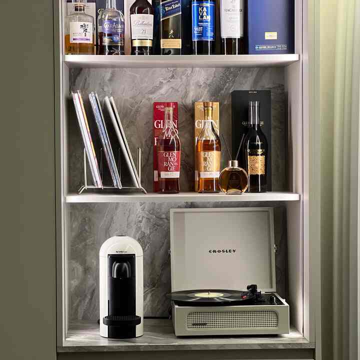 いつ見てもときめく空間🥃

ウイスキーボトルで満たされた私たちの家のリビングルームのワンオンホームバー！
穏やかに帰るLPプレイヤーまで
月曜日完璧に仕上げます😊

LP立てておいたステンアイテムは大荘まな板なのですが、結構よく似合いませんか？🖤

＃今日の私の家＃ディフューザーおすすめ＃新婚旅行＃新婚旅行を飾る＃新婚夫婦 