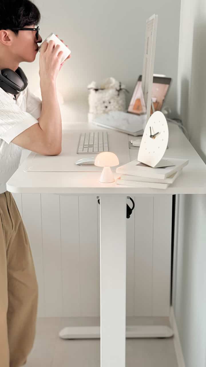 #오감리뷰 プログラムを通じて製品を提供され、直接使用してスタイリングした後期です。

最近家で過ごす時間が増えています。
ワークスペースの重要性をより大きく感じます。
特に集中も長くしなければならないから、
机も生活に合わせて変えることになりましたよ。

だから選択したデクストップスマートモーションデスクベーシック！
無駄のないすっきりとしたデザインに
重量感のあるメタルフレームでしっかりとした安定感、
最大60kgまで支えられると心強くなりました。

天板サイズもちょうどいいから
モニター、キーボード上げても余裕あり、
何よりも72〜120cmの柔らかい高さ調節のおかげで
座った立ち上がり自由に変えながら
作業リズムも自然にできたんですよ。

複雑な機能なしに必要なものだけを含んだ構成
モーションデスク入門者にぴったりです。
机の一つ変えただけなのに、空間も心もはるかにゆったりとなりました:) #학생용책상 #높낮이조절책상 #덱스탑 #스탠딩책상 